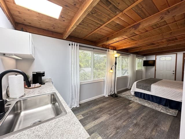 Peacock Studio: 1K + Kitchenette, Private Entrance, Lanai