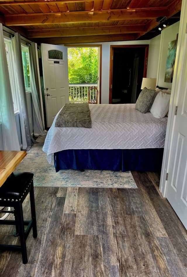 Peacock Studio: 1K + Kitchenette, Private Entrance, Lanai