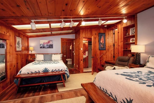Pele Studio: K & Q beds + Kitchenette & Private Entrance + Deck