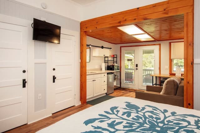 Nene Studio: 1 King + Kitchenette + Pvt Entrance + Lanai