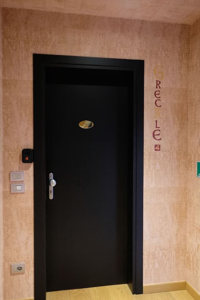 Traditional Studio (Grecale)