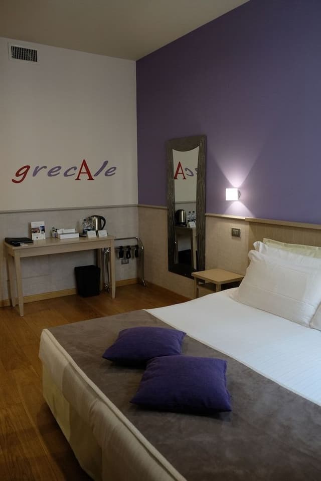 Traditional Studio (Grecale)
