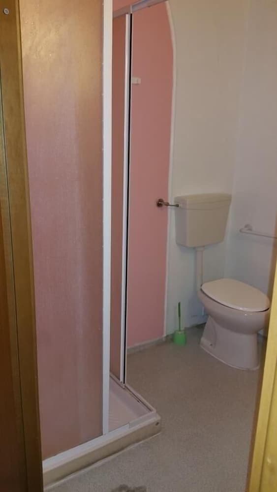 Economy Twin Room, 2 Twin Beds, Ensuite, Ground Floor