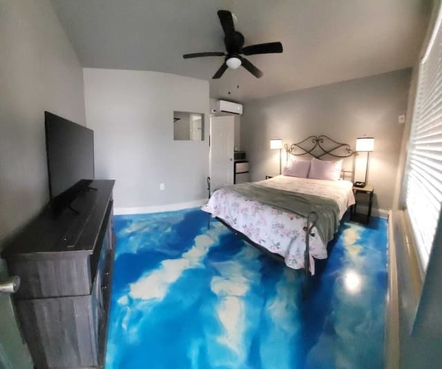 1 Queen Bed