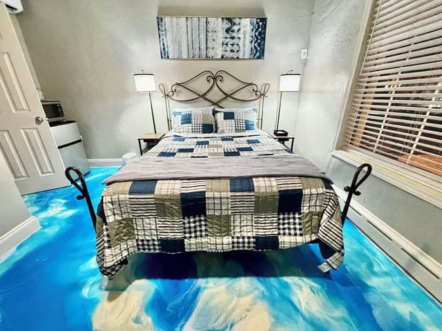1 Queen Bed