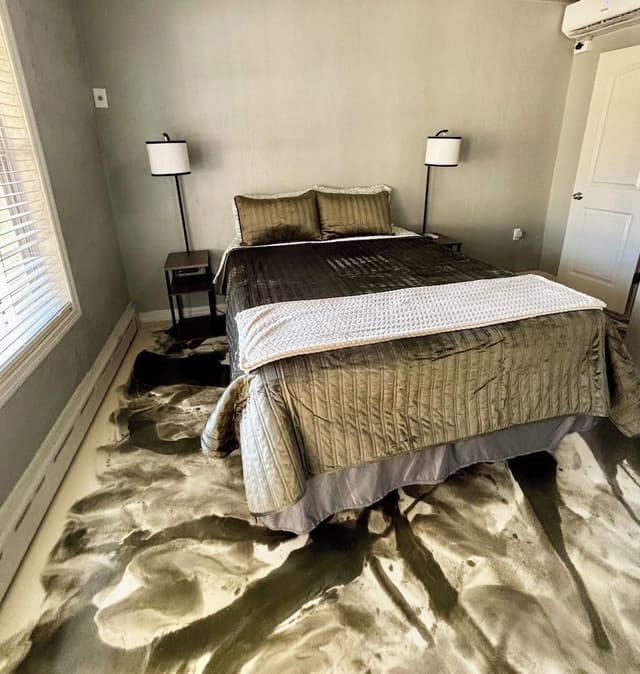 1 Queen Bed