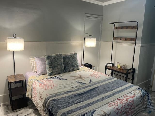 1 Queen Bed