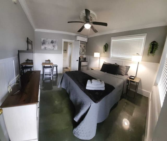 1 Queen Bed