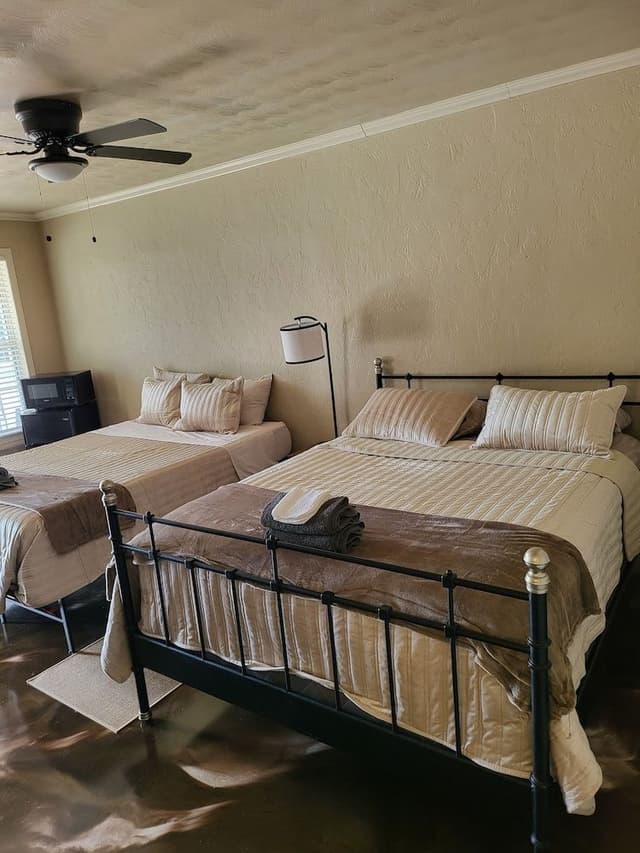 2 Queen Beds