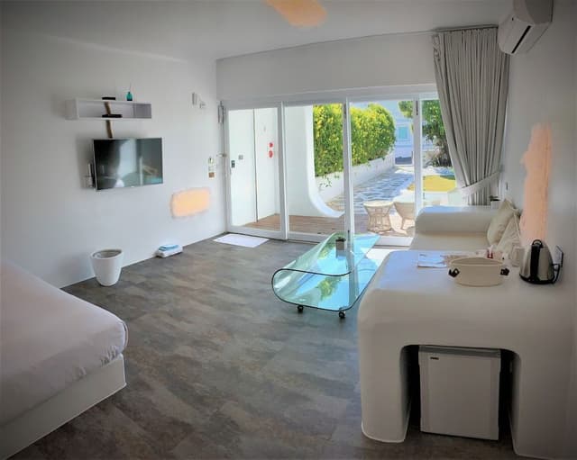 Deluxe Double Room, 1 King Bed, Courtyard View, Garden Area