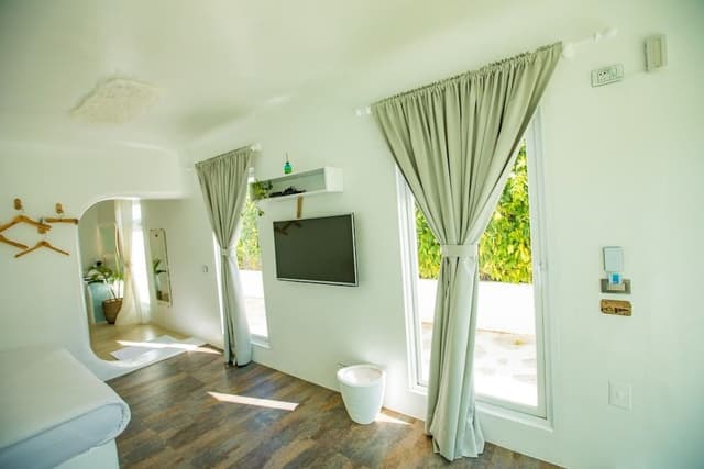 Deluxe Double Room, 1 King Bed, Courtyard View, Garden Area