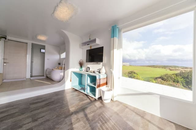 Deluxe Double Room, 1 King Bed, Balcony, Ocean View