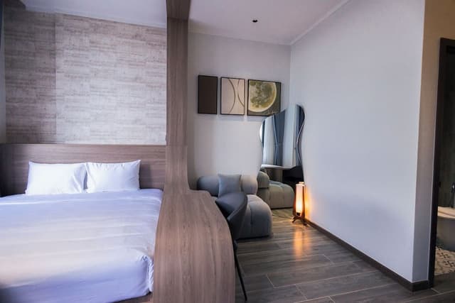 Deluxe Double Room, 1 King Bed, Kitchenette, City View