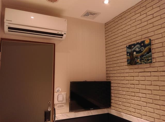 Basic Single Room with Shared Bathroom