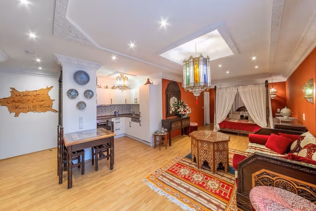 Deluxe Suite, 1 King Bed, Kitchen, Courtyard Area