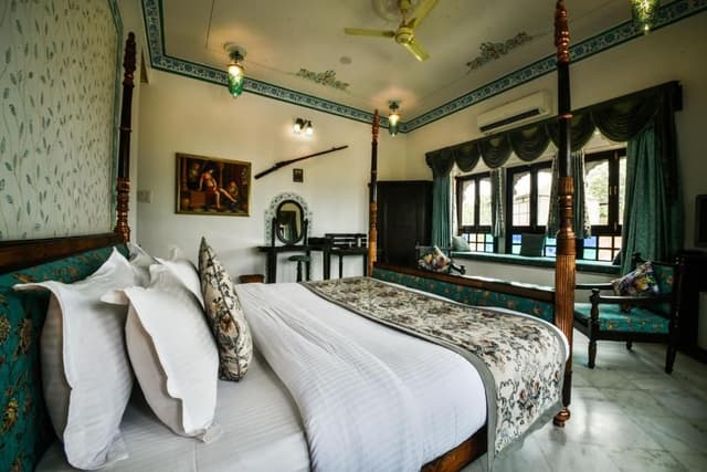 Suite with Lake View