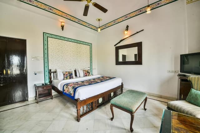 Suite with Lake View