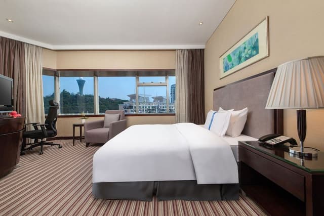 Business Queen Room