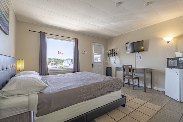Room, 1 Queen Bed, Non Smoking, Lake View