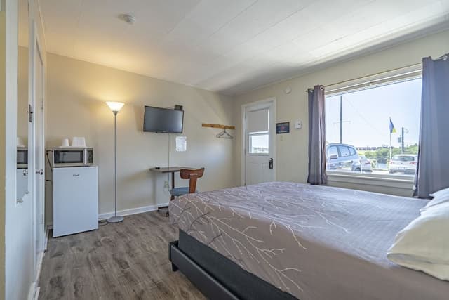 Room, 1 Queen Bed, Non Smoking, Lake View