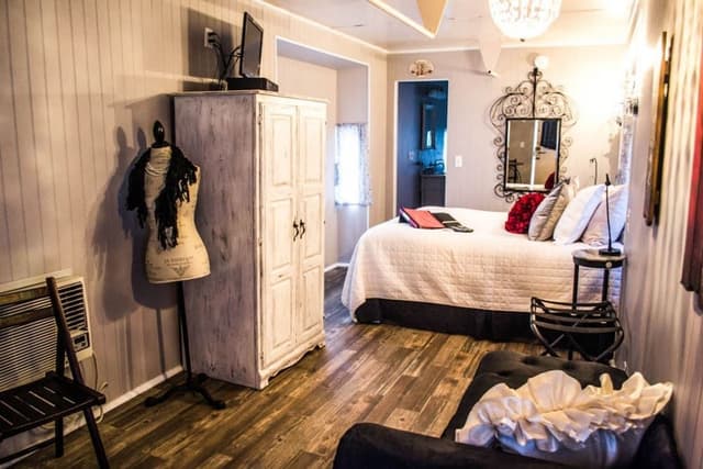 Standard Cabin, Private Bathroom (Midnight in Paris Caboose)