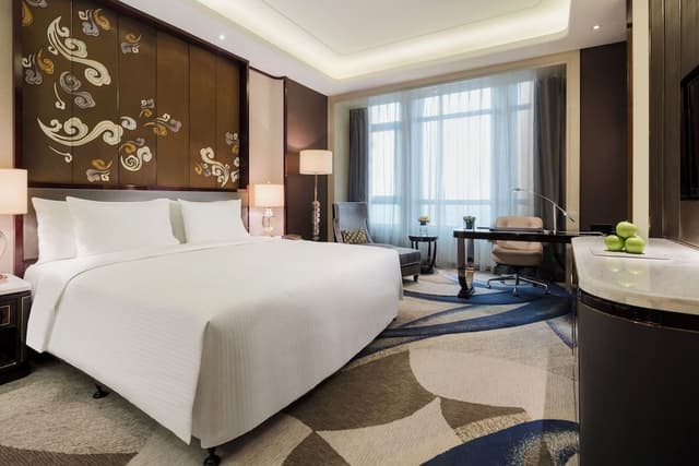Club Room, 1 King Bed, Lake View