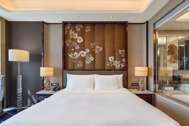 Club Room, 1 King Bed, Lake View