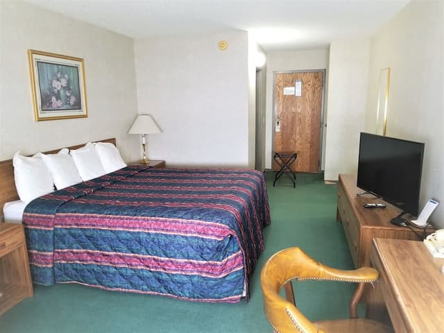 Deluxe Single Room, 1 King Bed, Refrigerator & Microwave