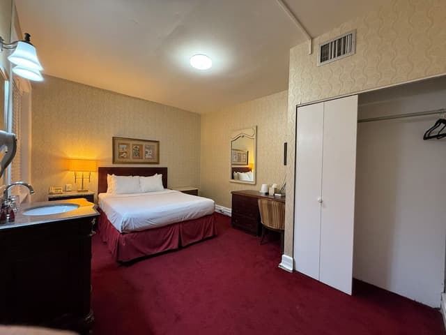 Standard Room, 1 Queen Bed