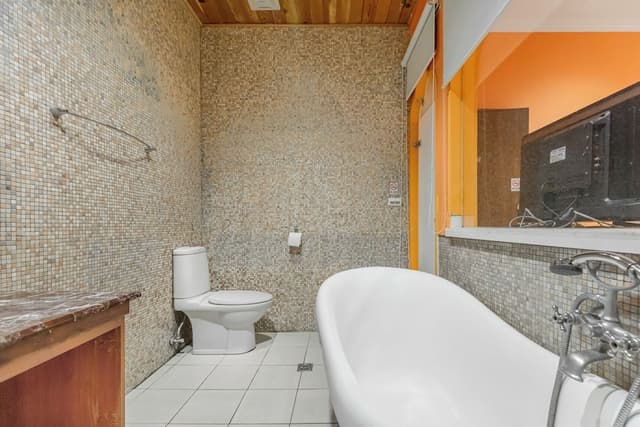 Double Room with Bathtub (No Window)