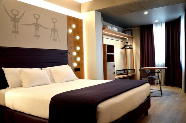 Design Suite, 1 King Bed with Sofa bed