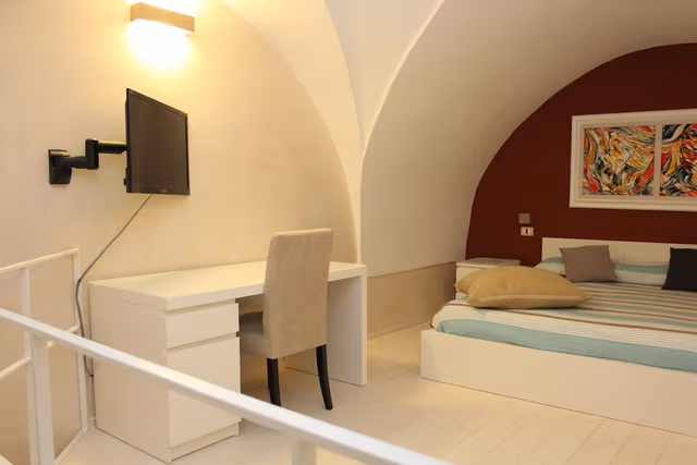 Deluxe Triple Room (White)