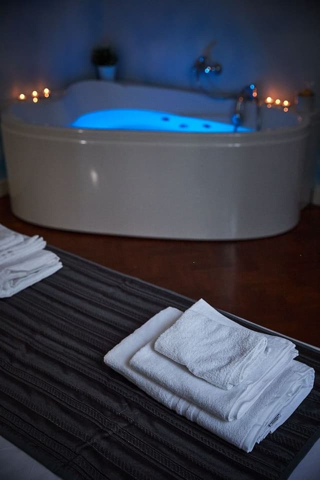 Deluxe Room, 1 King Bed, Jetted Tub
