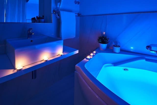 Luxury Room, Jetted Tub, Courtyard View