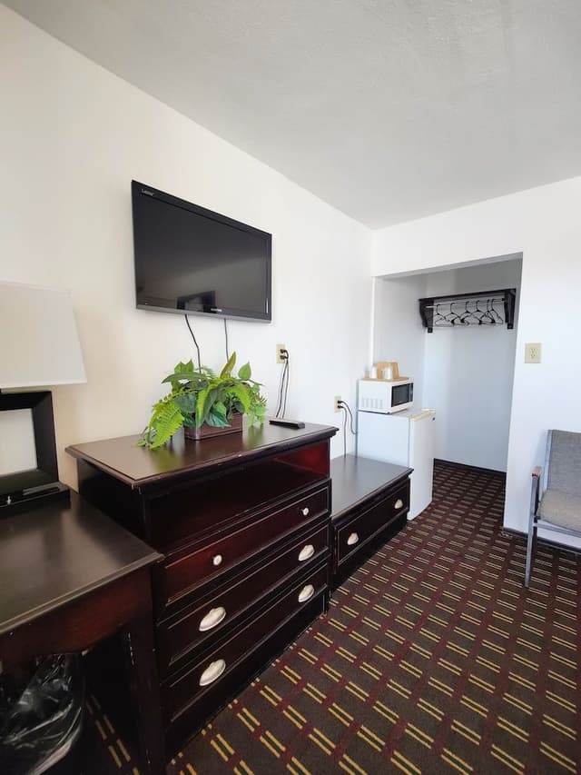 Standard Room, 1 Queen Bed
