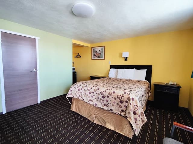 Standard Room, 1 Queen Bed