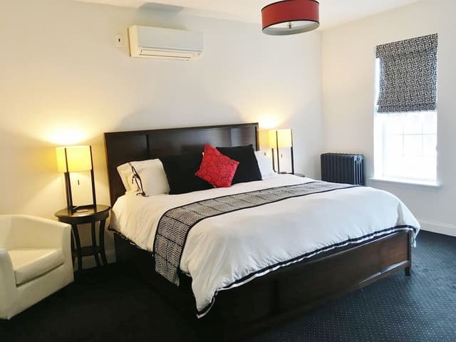 Deluxe Room, 1 King Bed, Jetted Tub