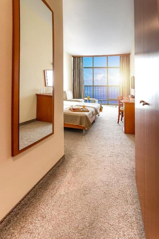 Family Room with Balcony and Sea View - Free Beach Access