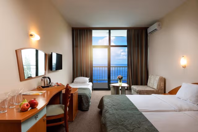 Family Room with Balcony and Sea View - Free Beach Access