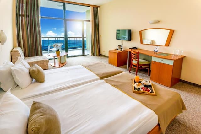 Family Room with Balcony and Sea View - Free Beach Access