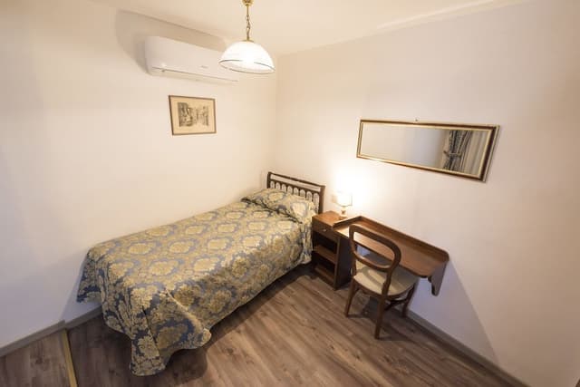 Single Room (private shower - shared bathroom)