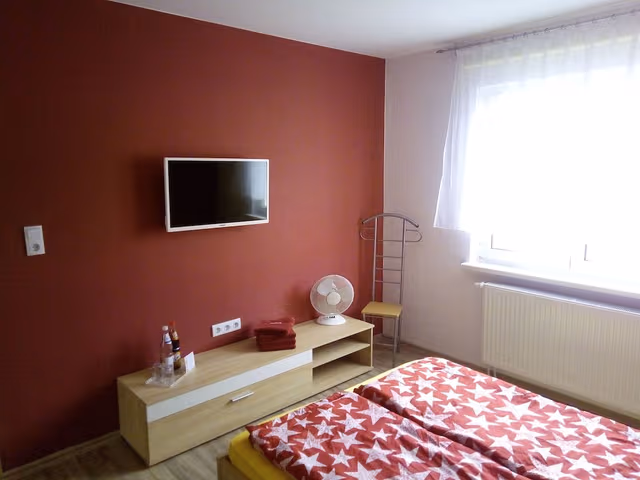 Standard Double Room, Shared Bathroom (1. OG)