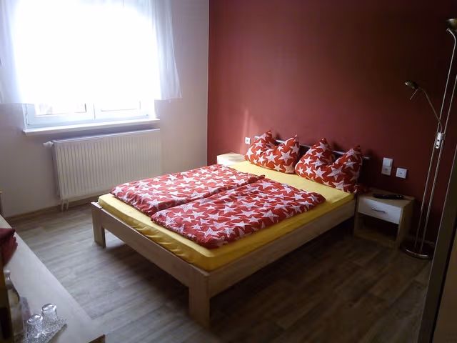 Standard Double Room, Shared Bathroom (1. OG)