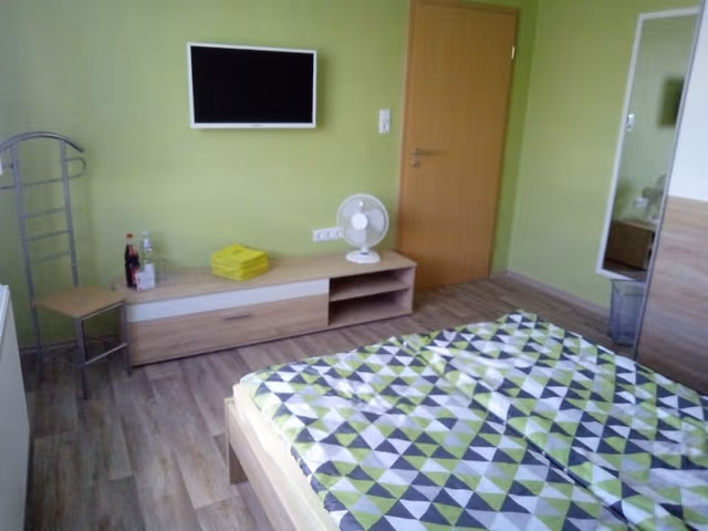 Standard Double Room, Shared Bathroom (1. OG)