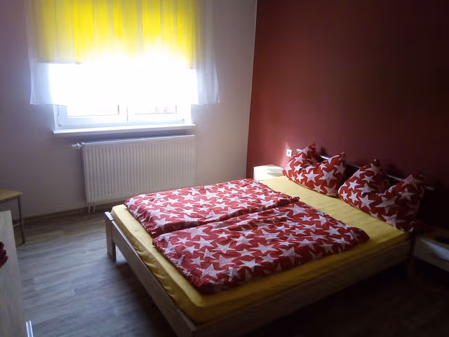 Standard Double Room, Shared Bathroom (1. OG)