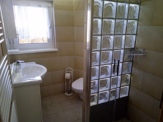 Standard Double Room, Shared Bathroom (1. OG)
