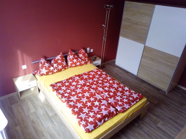Standard Double Room, Shared Bathroom (1. OG)