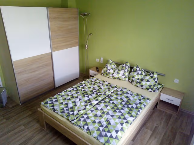 Standard Double Room, Shared Bathroom (1. OG)