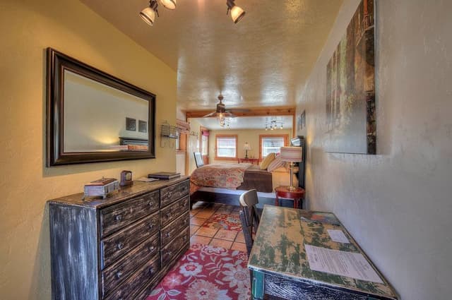 The Willow Cottage, 1 Queen Bed (Willow, Pet Friendly)