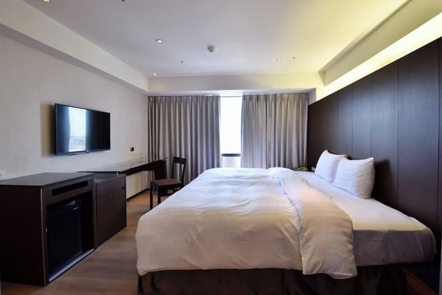 Business Double Room, 1 King Bed, Non Smoking, Ensuite (Actual room may vary from the photos)